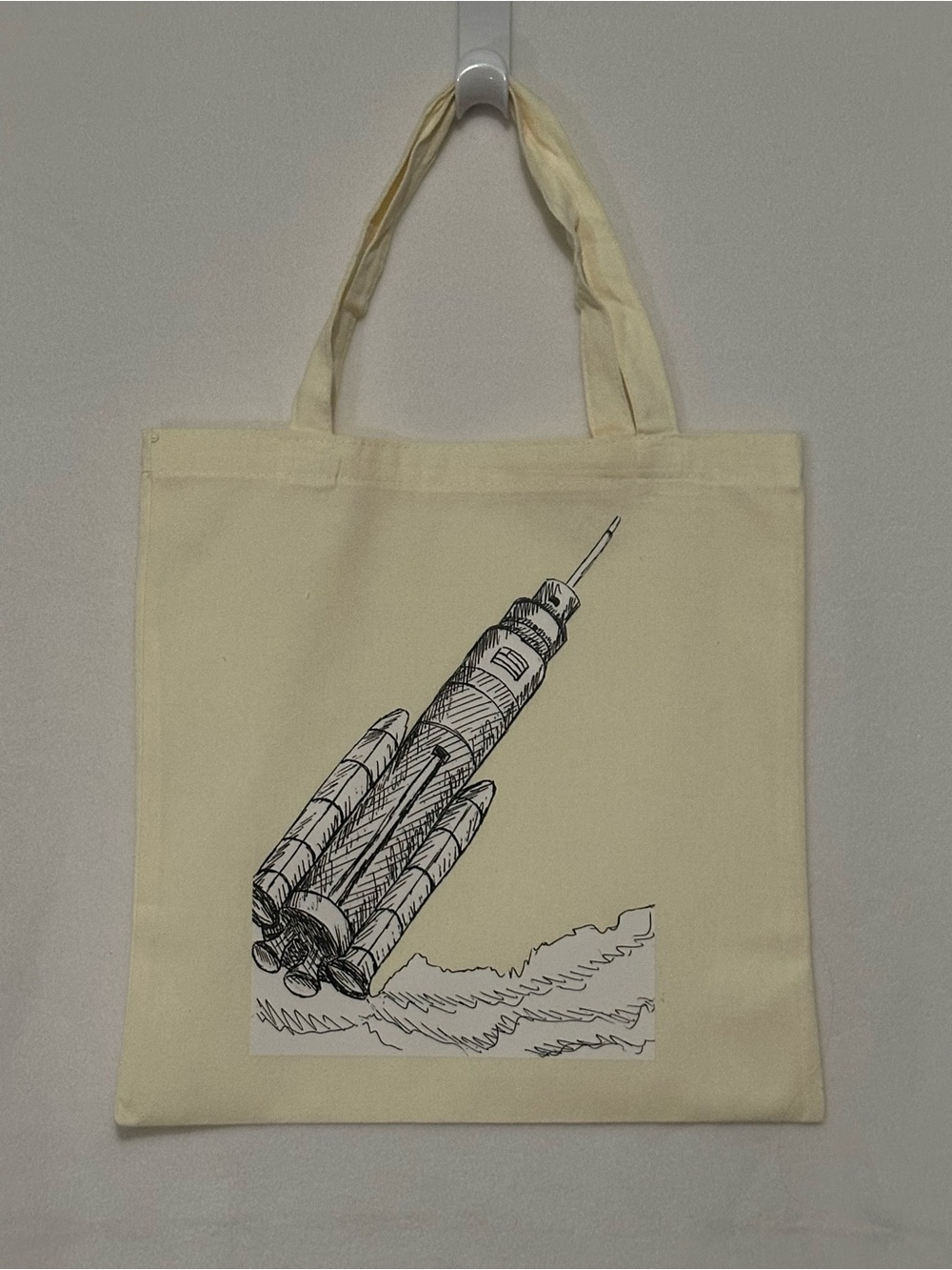 Artemis rocket ship design tote bag .
Size 15”x 15”